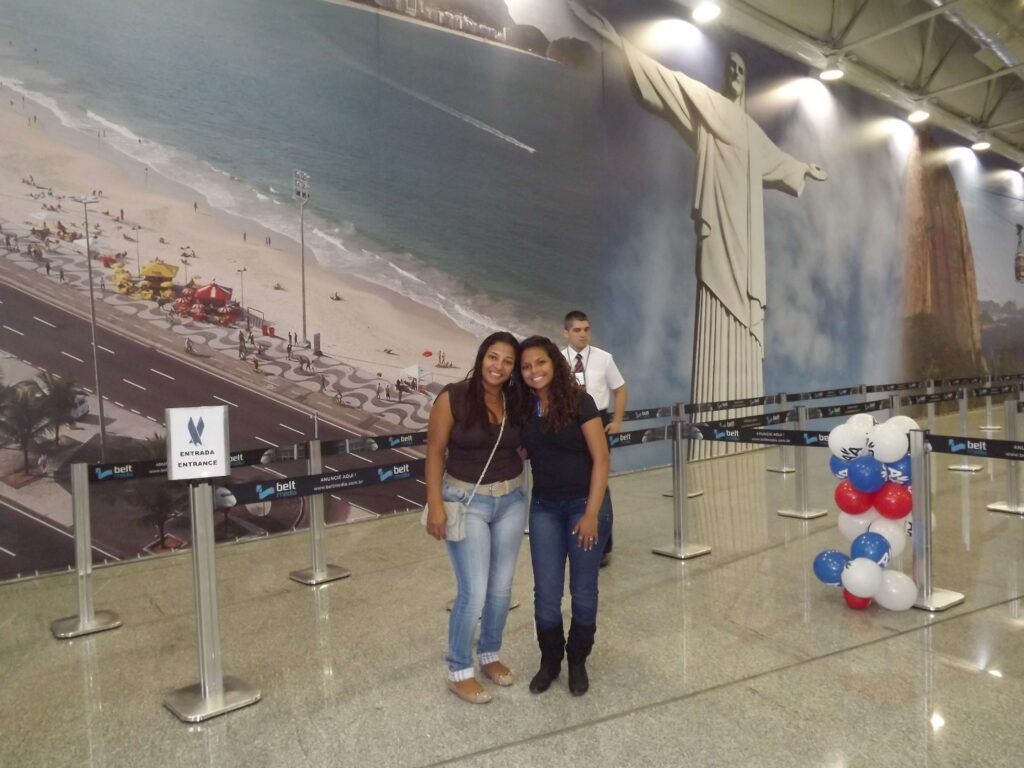 thais e mãe no aeroporto galeão antes da ida para londres