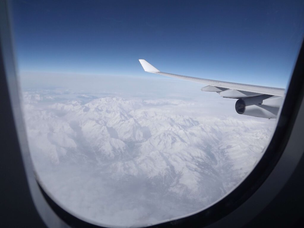 vista da chegada em londres de montanhas com neve