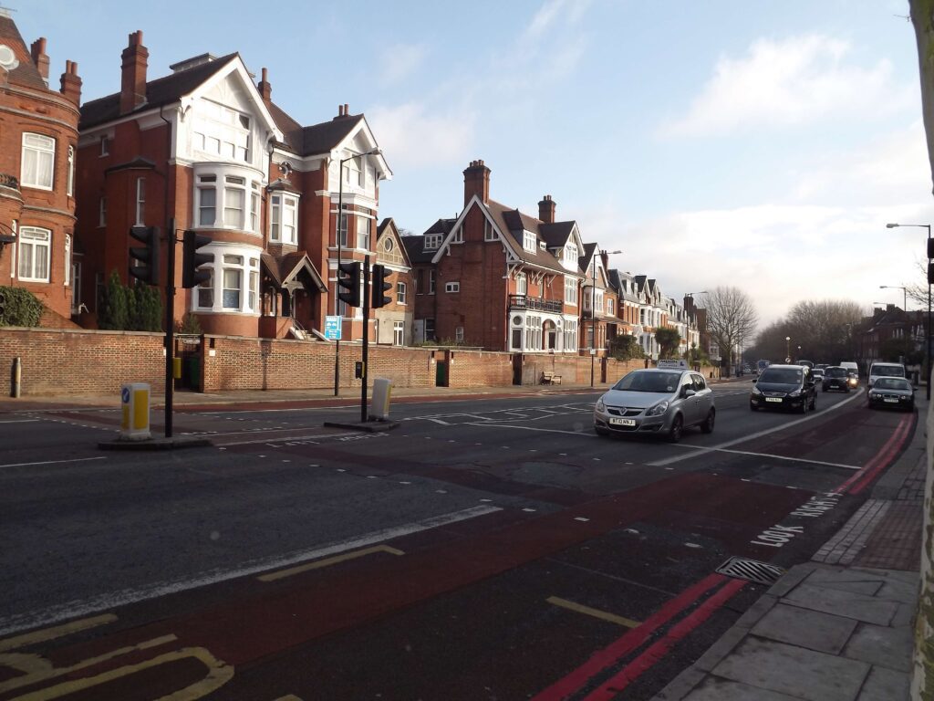 rua em frente ao colégio em londres