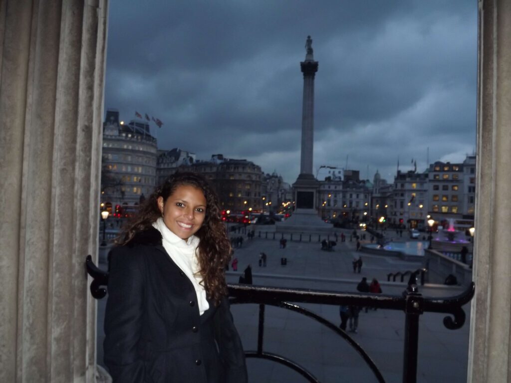 thais com trafalgar square ao fundo