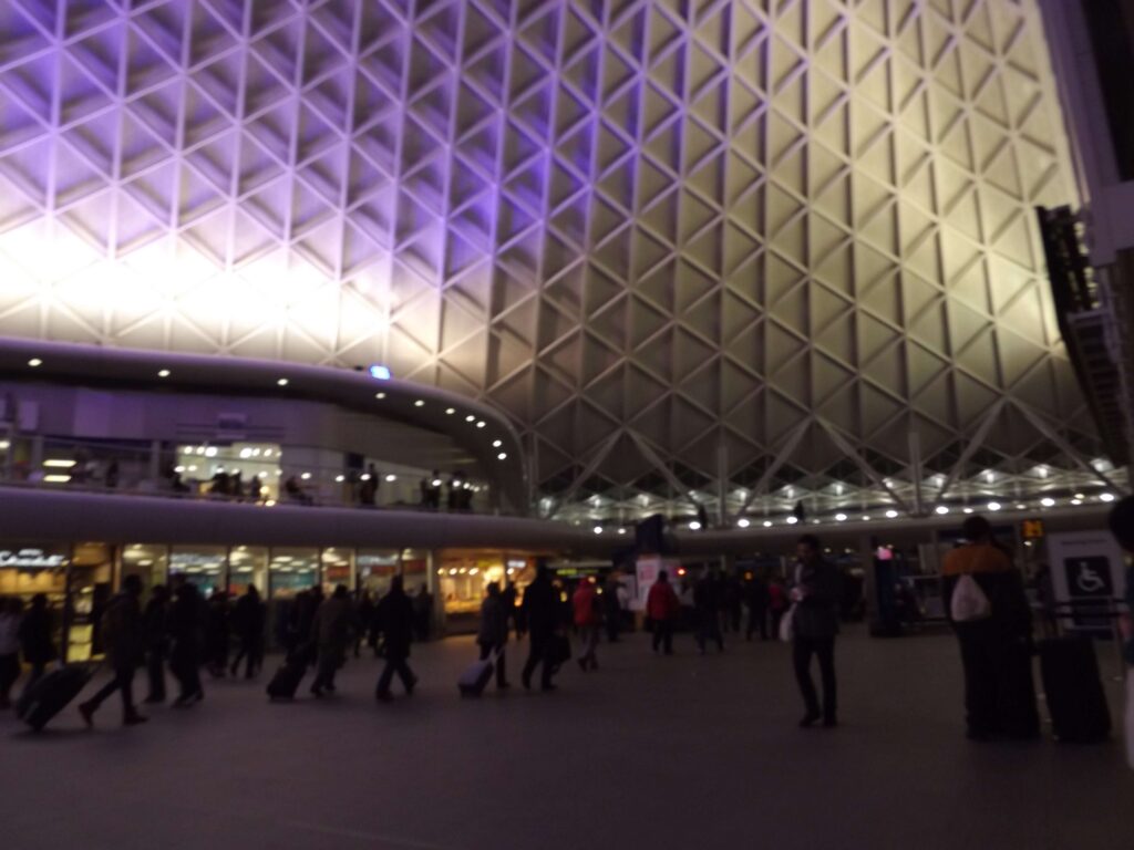 estação de kings cross a noite