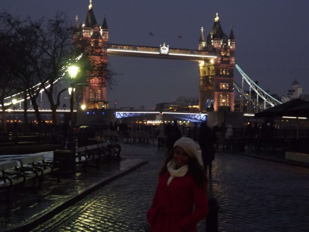 city walk tower of london a noite