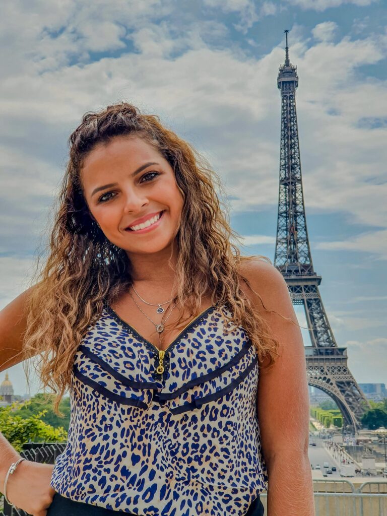 Thaís Nunes com a Torre Eiffel no fundo